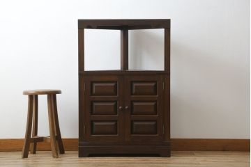 中古　松本民芸家具　丁寧に面取りされたデザインが魅力的な隅棚(コーナーキャビネット、収納棚、戸棚、電話台、飾り棚、花台、飾り台)(定価約22万円)(R-078814)