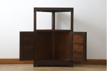 中古　松本民芸家具　丁寧に面取りされたデザインが魅力的な隅棚(コーナーキャビネット、収納棚、戸棚、電話台、飾り棚、花台、飾り台)(定価約22万円)(R-078814)