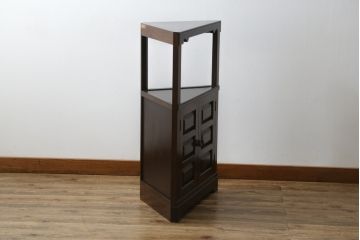 中古　松本民芸家具　丁寧に面取りされたデザインが魅力的な隅棚(コーナーキャビネット、収納棚、戸棚、電話台、飾り棚、花台、飾り台)(定価約22万円)(R-078814)