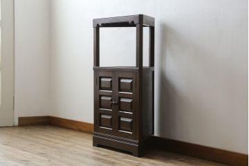 中古　松本民芸家具　丁寧に面取りされたデザインが魅力的な隅棚(コーナーキャビネット、収納棚、戸棚、電話台、飾り棚、花台、飾り台)(定価約22万円)(R-078814)
