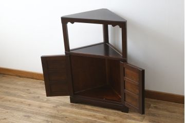 中古　松本民芸家具　丁寧に面取りされたデザインが魅力的な隅棚(コーナーキャビネット、収納棚、戸棚、電話台、飾り棚、花台、飾り台)(定価約22万円)(R-078814)