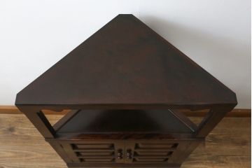 中古　松本民芸家具　丁寧に面取りされたデザインが魅力的な隅棚(コーナーキャビネット、収納棚、戸棚、電話台、飾り棚、花台、飾り台)(定価約22万円)(R-078814)
