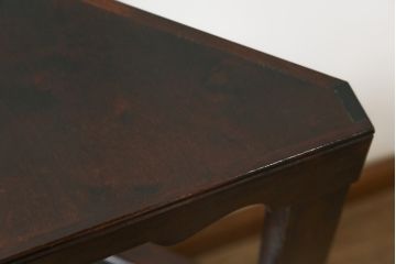中古　松本民芸家具　丁寧に面取りされたデザインが魅力的な隅棚(コーナーキャビネット、収納棚、戸棚、電話台、飾り棚、花台、飾り台)(定価約22万円)(R-078814)