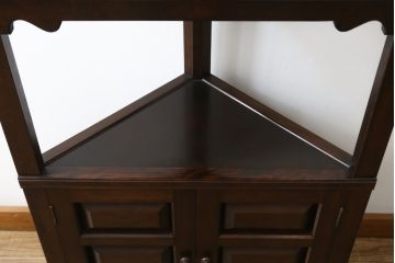 中古　松本民芸家具　丁寧に面取りされたデザインが魅力的な隅棚(コーナーキャビネット、収納棚、戸棚、電話台、飾り棚、花台、飾り台)(定価約22万円)(R-078814)