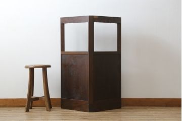 中古　松本民芸家具　丁寧に面取りされたデザインが魅力的な隅棚(コーナーキャビネット、収納棚、戸棚、電話台、飾り棚、花台、飾り台)(定価約22万円)(R-078814)