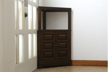 中古　松本民芸家具　丁寧に面取りされたデザインが魅力的な隅棚(コーナーキャビネット、収納棚、戸棚、電話台、飾り棚、花台、飾り台)(定価約22万円)(R-078814)