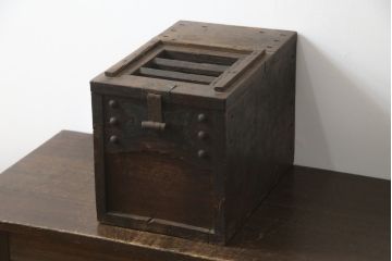 和製アンティーク　栗材　時代の流れを感じる佇まいが魅力的な銭箱(銭函)(R-078815)