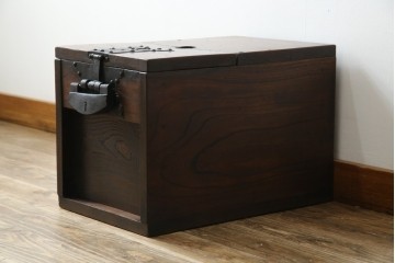 和製アンティーク　漆塗り　総欅(ケヤキ)材　落ち着いた木の色味が魅力的な銭箱(銭函)(R-078816)