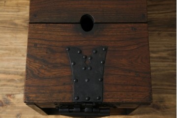 和製アンティーク　漆塗り　総欅(ケヤキ)材　落ち着いた木の色味が魅力的な銭箱(銭函)(R-078816)