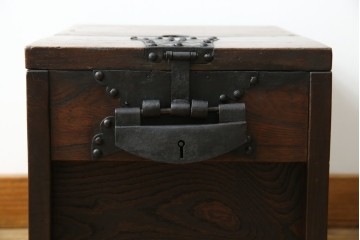 和製アンティーク　漆塗り　総欅(ケヤキ)材　落ち着いた木の色味が魅力的な銭箱(銭函)(R-078816)