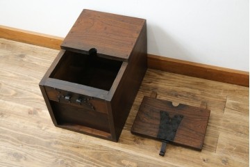 和製アンティーク　漆塗り　総欅(ケヤキ)材　落ち着いた木の色味が魅力的な銭箱(銭函)(R-078816)