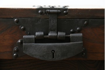 和製アンティーク　漆塗り　総欅(ケヤキ)材　落ち着いた木の色味が魅力的な銭箱(銭函)(R-078816)