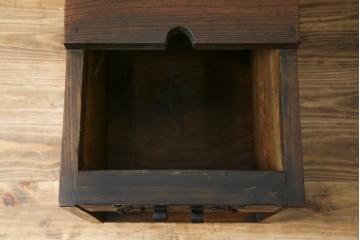 和製アンティーク　漆塗り　総欅(ケヤキ)材　落ち着いた木の色味が魅力的な銭箱(銭函)(R-078816)