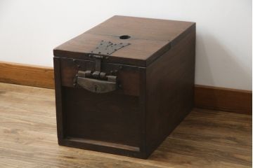 和製アンティーク　漆塗り　総欅(ケヤキ)材　落ち着いた木の色味が魅力的な銭箱(銭函)(R-078816)