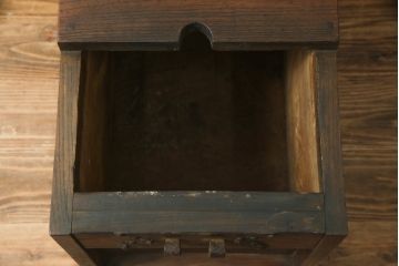 和製アンティーク　漆塗り　総欅(ケヤキ)材　落ち着いた木の色味が魅力的な銭箱(銭函)(R-078816)