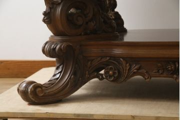 中古　最高級　イタリア輸入家具　マホガニー材　素晴らしい彫刻のダイニングテーブル(食卓、4人掛け、6人掛け)(定価約400万円)(R-078819)