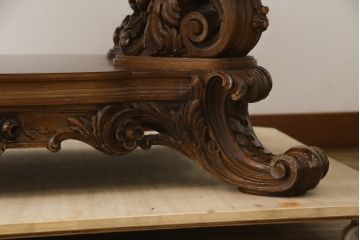 中古　最高級　イタリア輸入家具　マホガニー材　素晴らしい彫刻のダイニングテーブル(食卓、4人掛け、6人掛け)(定価約400万円)(R-078819)