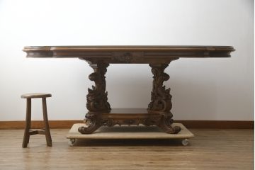 中古　最高級　イタリア輸入家具　マホガニー材　素晴らしい彫刻のダイニングテーブル(食卓、4人掛け、6人掛け)(定価約400万円)(R-078819)