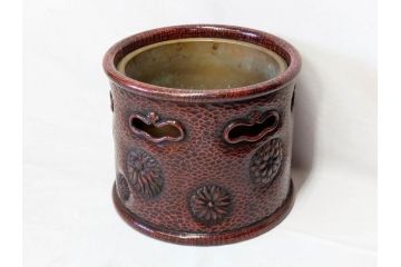 明治期　時代物　上手物　彫刻　鎌倉彫り　菊文　匠の技が光る彫刻が美しい火鉢(漆器、木製、丸火鉢、手あぶり)(R-078823)