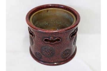 明治期　時代物　上手物　彫刻　鎌倉彫り　菊文　匠の技が光る彫刻が美しい火鉢(漆器、木製、丸火鉢、手あぶり)(R-078823)