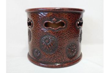 明治期　時代物　上手物　彫刻　鎌倉彫り　菊文　匠の技が光る彫刻が美しい火鉢(漆器、木製、丸火鉢、手あぶり)(R-078823)