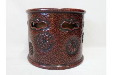 明治期　時代物　上手物　彫刻　鎌倉彫り　菊文　匠の技が光る彫刻が美しい火鉢(漆器、木製、丸火鉢、手あぶり)(R-078823)