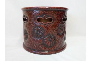 明治期　時代物　上手物　彫刻　鎌倉彫り　菊文　匠の技が光る彫刻が美しい火鉢(漆器、木製、丸火鉢、手あぶり)(R-078823)