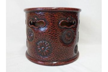 明治期　時代物　上手物　彫刻　鎌倉彫り　菊文　匠の技が光る彫刻が美しい火鉢(漆器、木製、丸火鉢、手あぶり)(R-078823)