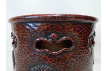 明治期　時代物　上手物　彫刻　鎌倉彫り　菊文　匠の技が光る彫刻が美しい火鉢(漆器、木製、丸火鉢、手あぶり)(R-078823)