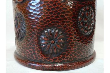 明治期　時代物　上手物　彫刻　鎌倉彫り　菊文　匠の技が光る彫刻が美しい火鉢(漆器、木製、丸火鉢、手あぶり)(R-078823)