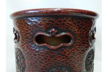 明治期　時代物　上手物　彫刻　鎌倉彫り　菊文　匠の技が光る彫刻が美しい火鉢(漆器、木製、丸火鉢、手あぶり)(R-078823)