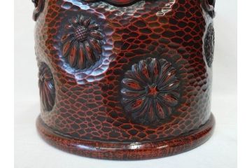 明治期　時代物　上手物　彫刻　鎌倉彫り　菊文　匠の技が光る彫刻が美しい火鉢(漆器、木製、丸火鉢、手あぶり)(R-078823)