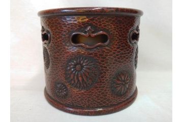 明治期　時代物　上手物　彫刻　鎌倉彫り　菊文　深みのある漆が上品な火鉢(漆器、木製、丸火鉢、手あぶり)(R-078824)