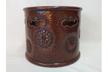 明治期　時代物　上手物　彫刻　鎌倉彫り　菊文　深みのある漆が上品な火鉢(漆器、木製、丸火鉢、手あぶり)(R-078824)