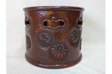明治期　時代物　上手物　彫刻　鎌倉彫り　菊文　深みのある漆が上品な火鉢(漆器、木製、丸火鉢、手あぶり)(R-078824)