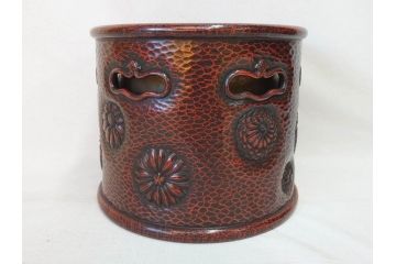 明治期　時代物　上手物　彫刻　鎌倉彫り　菊文　深みのある漆が上品な火鉢(漆器、木製、丸火鉢、手あぶり)(R-078824)
