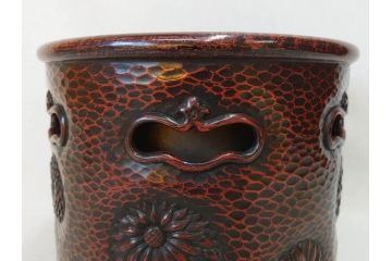 明治期　時代物　上手物　彫刻　鎌倉彫り　菊文　深みのある漆が上品な火鉢(漆器、木製、丸火鉢、手あぶり)(R-078824)