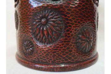 明治期　時代物　上手物　彫刻　鎌倉彫り　菊文　深みのある漆が上品な火鉢(漆器、木製、丸火鉢、手あぶり)(R-078824)