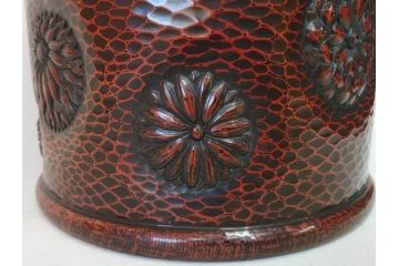 明治期　時代物　上手物　彫刻　鎌倉彫り　菊文　深みのある漆が上品な火鉢(漆器、木製、丸火鉢、手あぶり)(R-078824)