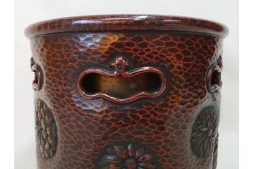 明治期　時代物　上手物　彫刻　鎌倉彫り　菊文　深みのある漆が上品な火鉢(漆器、木製、丸火鉢、手あぶり)(R-078824)