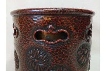 明治期　時代物　上手物　彫刻　鎌倉彫り　菊文　深みのある漆が上品な火鉢(漆器、木製、丸火鉢、手あぶり)(R-078824)