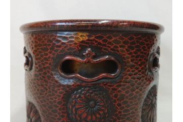 明治期　時代物　上手物　彫刻　鎌倉彫り　菊文　深みのある漆が上品な火鉢(漆器、木製、丸火鉢、手あぶり)(R-078824)