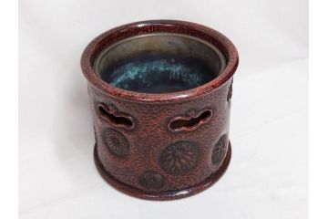 明治期　時代物　上手物　彫刻　鎌倉彫り　菊文　細やかな彫りと透かしのデザインが目を引く火鉢(漆器、木製、丸火鉢、手あぶり)(R-078825)
