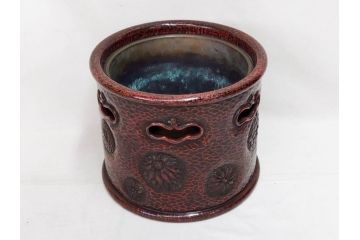 明治期　時代物　上手物　彫刻　鎌倉彫り　菊文　細やかな彫りと透かしのデザインが目を引く火鉢(漆器、木製、丸火鉢、手あぶり)(R-078825)