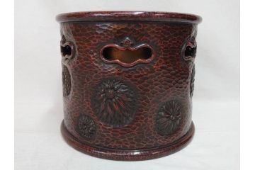 明治期　時代物　上手物　彫刻　鎌倉彫り　菊文　細やかな彫りと透かしのデザインが目を引く火鉢(漆器、木製、丸火鉢、手あぶり)(R-078825)