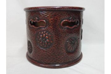 明治期　時代物　上手物　彫刻　鎌倉彫り　菊文　細やかな彫りと透かしのデザインが目を引く火鉢(漆器、木製、丸火鉢、手あぶり)(R-078825)