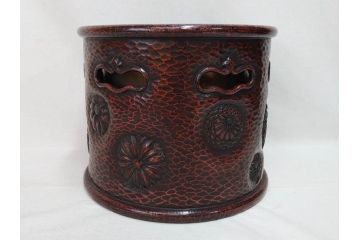 明治期　時代物　上手物　彫刻　鎌倉彫り　菊文　細やかな彫りと透かしのデザインが目を引く火鉢(漆器、木製、丸火鉢、手あぶり)(R-078825)