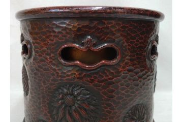 明治期　時代物　上手物　彫刻　鎌倉彫り　菊文　細やかな彫りと透かしのデザインが目を引く火鉢(漆器、木製、丸火鉢、手あぶり)(R-078825)