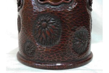 明治期　時代物　上手物　彫刻　鎌倉彫り　菊文　細やかな彫りと透かしのデザインが目を引く火鉢(漆器、木製、丸火鉢、手あぶり)(R-078825)