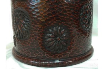明治期　時代物　上手物　彫刻　鎌倉彫り　菊文　細やかな彫りと透かしのデザインが目を引く火鉢(漆器、木製、丸火鉢、手あぶり)(R-078825)